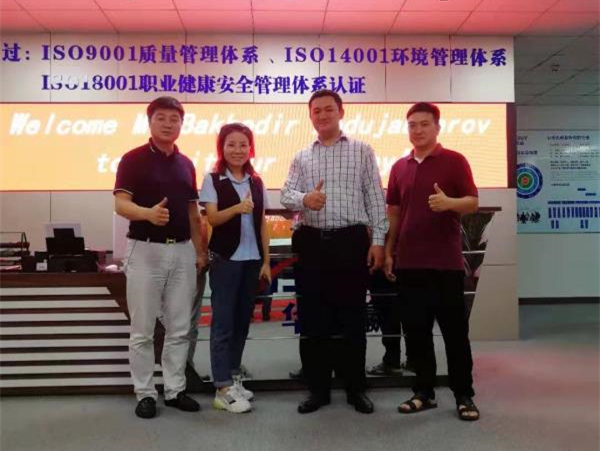阿聯(lián)酋迪拜客戶來(lái)我司考察液晶拼接屏、小間距LED等產(chǎn)品