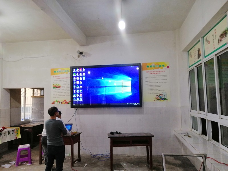 華邦瀛觸摸式液晶拼接屏入駐云南中心小學(xué)，把“視界”帶進校園食堂